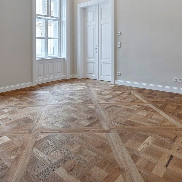 Der offene Werkzeugschrank aus Holz gibt den Blick auf ordentlich angeordnete Holzbearbeitungswerkzeuge frei. Zu den Werkzeugen gehören Meißel, Sägen, Messwerkzeuge, Bohrer und Sicherheitskopfhörer.