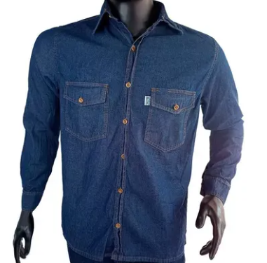 Un maniquí lleva una camisa vaquera azul para dotaciones empresariales.