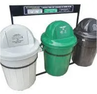 Puntos ecológicos, hay tres botes de basura uno al lado del otro en un soporte.