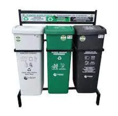 Puntos ecológicos, hay tres botes de basura colocados uno encima del otro sobre un soporte.