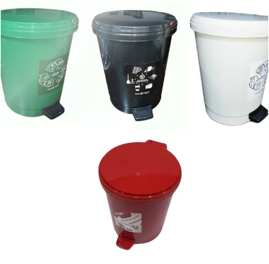 Puntos ecológicos, tres botes de basura de diferentes colores con símbolos de reciclaje en ellos.