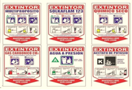 Un montón de carteles que dicen extintor.