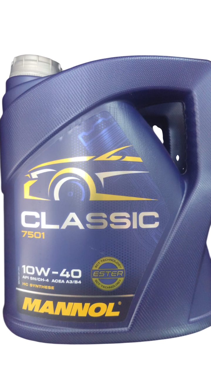 Jarra de aceite de motor Mannol Classic 10W-40 azul con gráfico de automóvil, texto amarillo y tapa blanca.