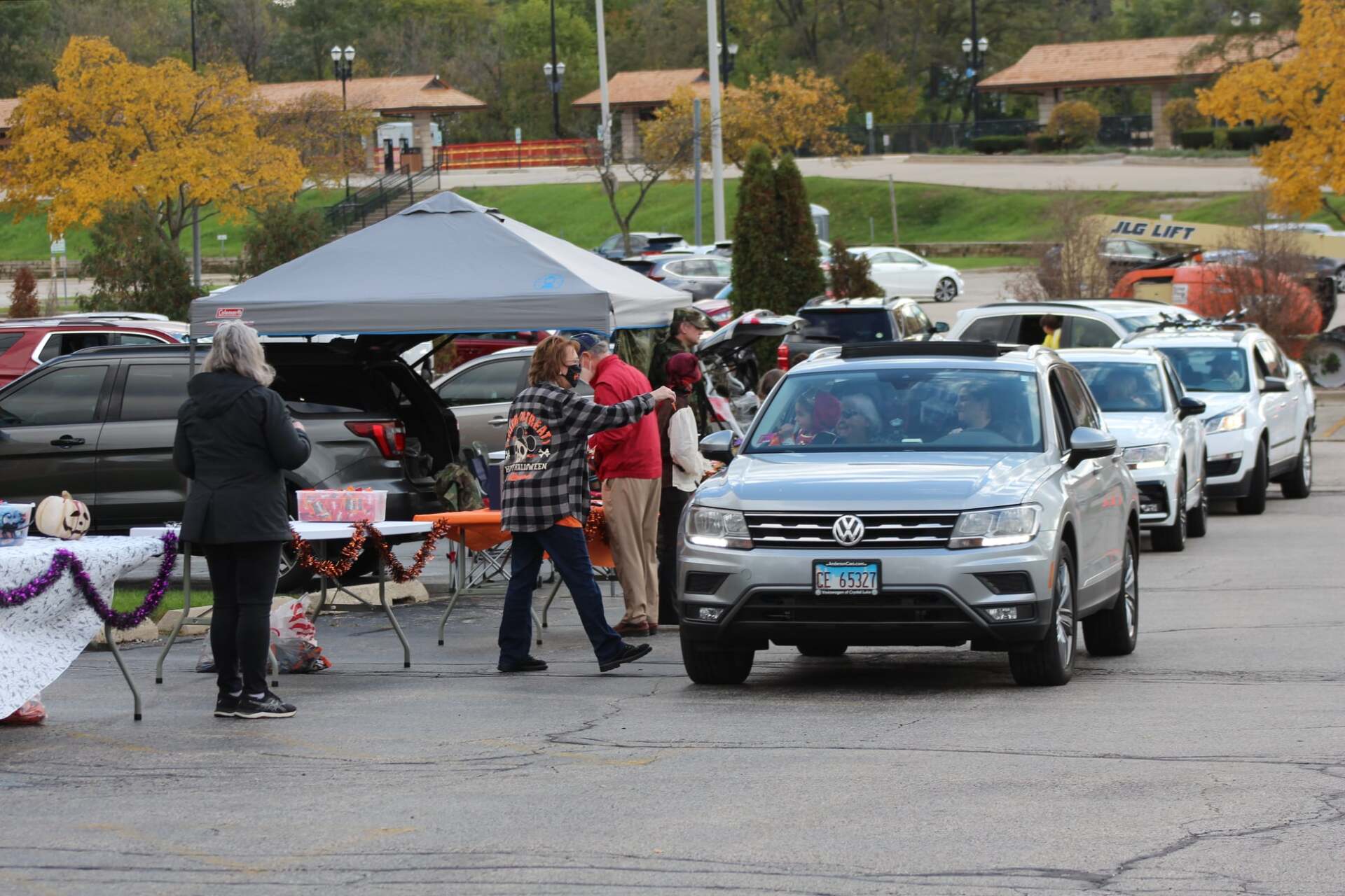 A row of cars are parked in a parking lot.