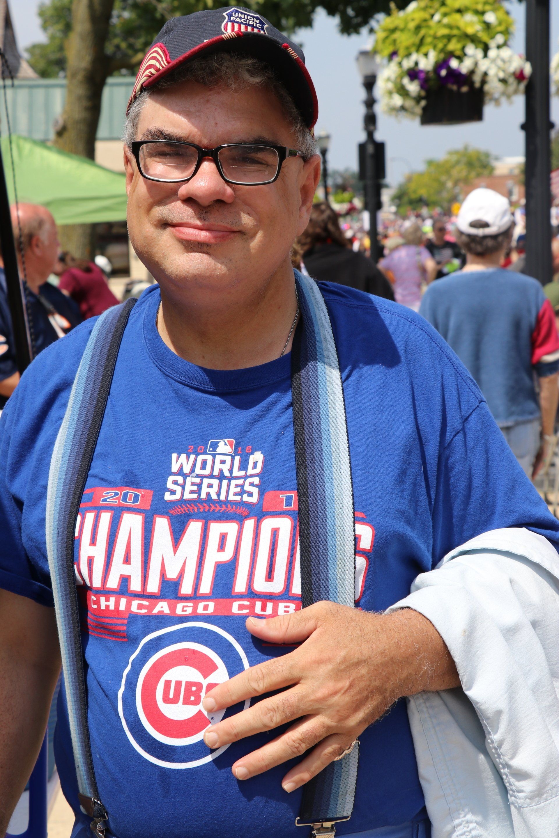 A man wearing a blue shirt that says world series champions