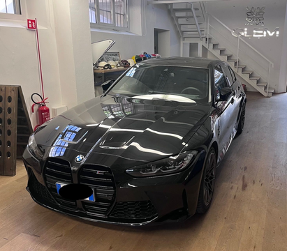 Una Mini Countryman bianca parcheggiata in uno showroom interno ben illuminato con pavimento in legno e altri veicoli nelle vicinanze.