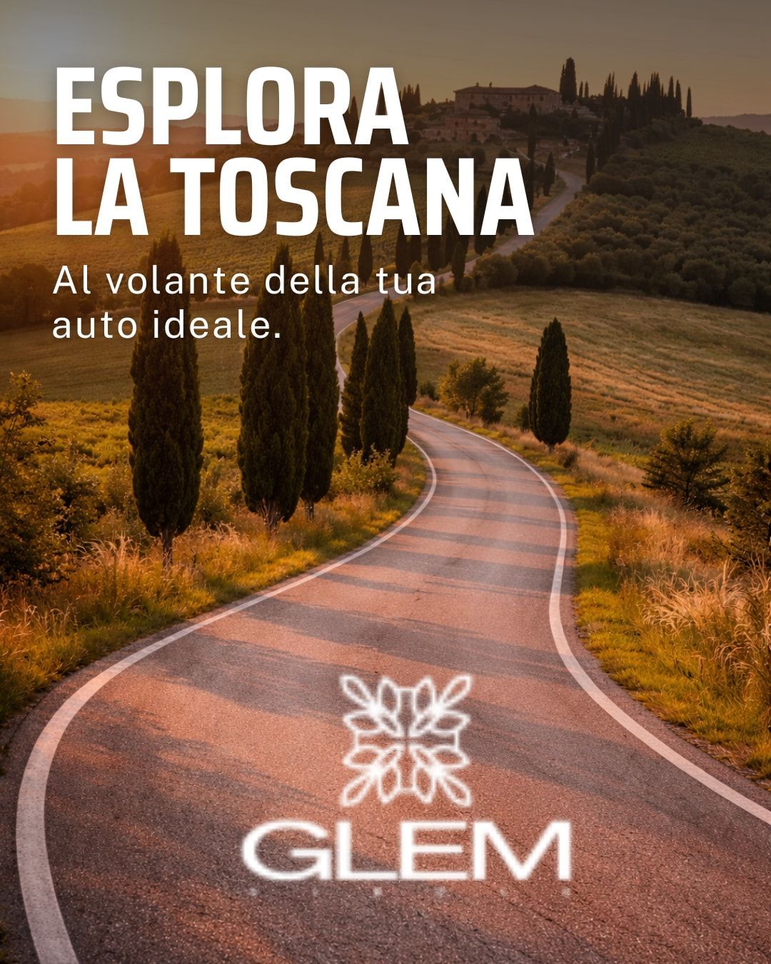 Una strada tortuosa che attraversa la campagna toscana al tramonto, con il logo GLEM e una scritta in italiano.