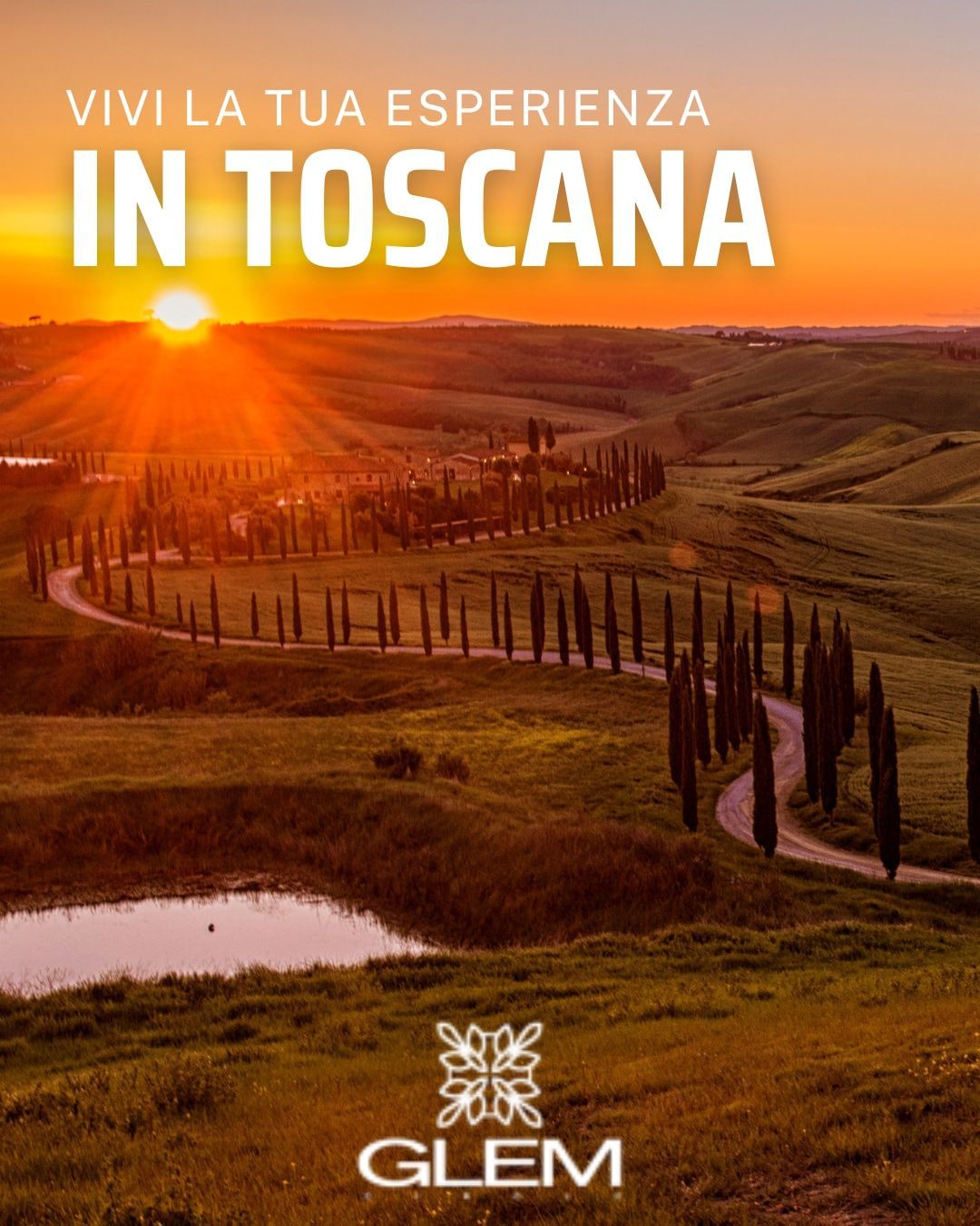 Tramonto su un paesaggio toscano con una strada tortuosa fiancheggiata da cipressi, un laghetto e un testo che pubblicizza un'esperienza.