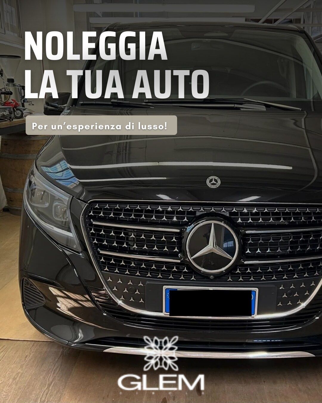 Vista frontale di una Mercedes-Benz nera con la scritta "NOLEGGIA LA TUA AUTO" e il logo GLEM.