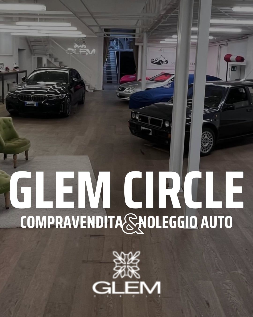 Uno showroom di una concessionaria che espone diverse auto di lusso, con i marchi "GLEM CIRCLE" e "COMPRAVENDITA & NOLEGGIO AUTO".
