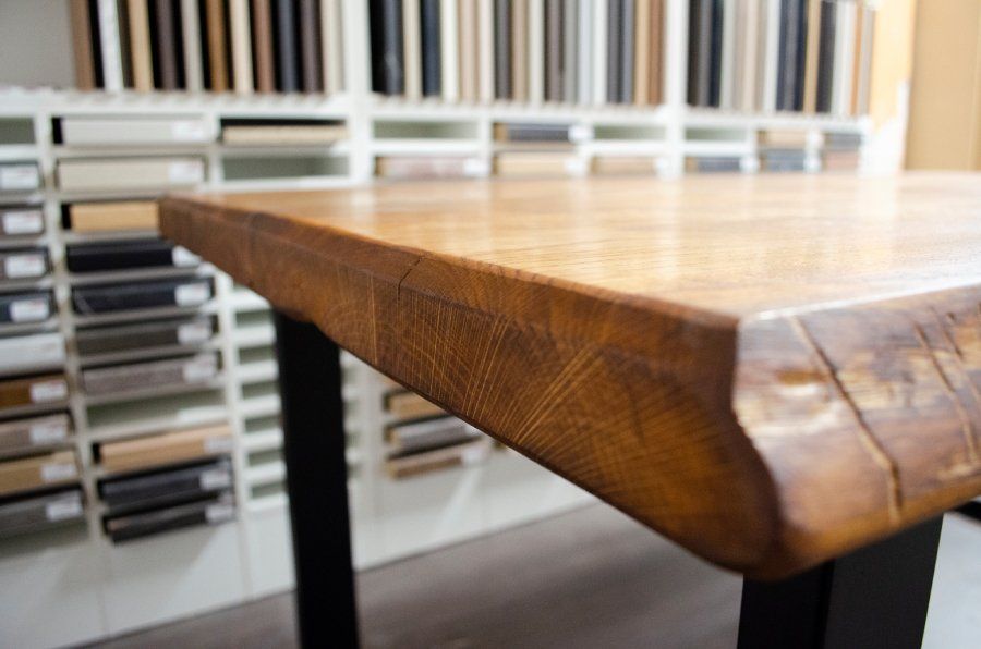 Koka galds ar metāla kājām