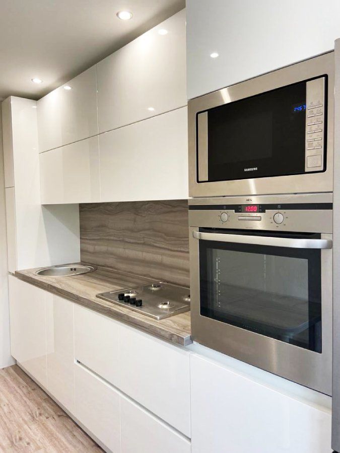 Balta virtuves iekārta, izgatavošana un uztādīšana