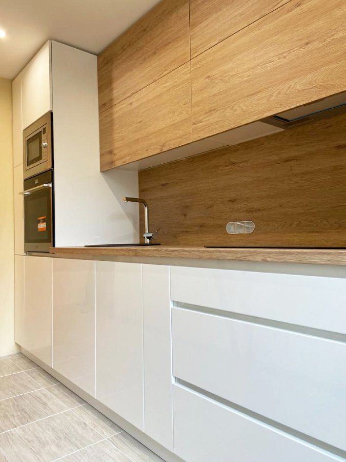 Balts ar koku virtuves iekārtas