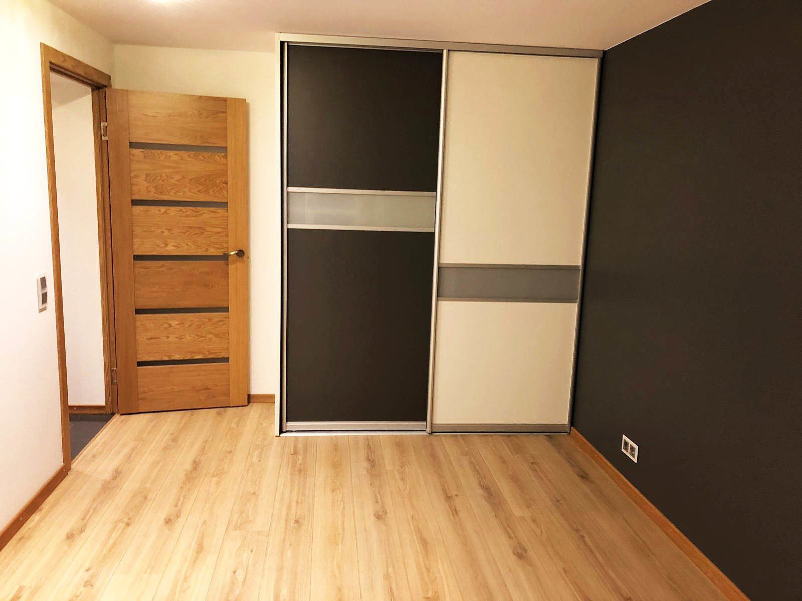 Brūns ar baltu bīdāmais durvju skapis