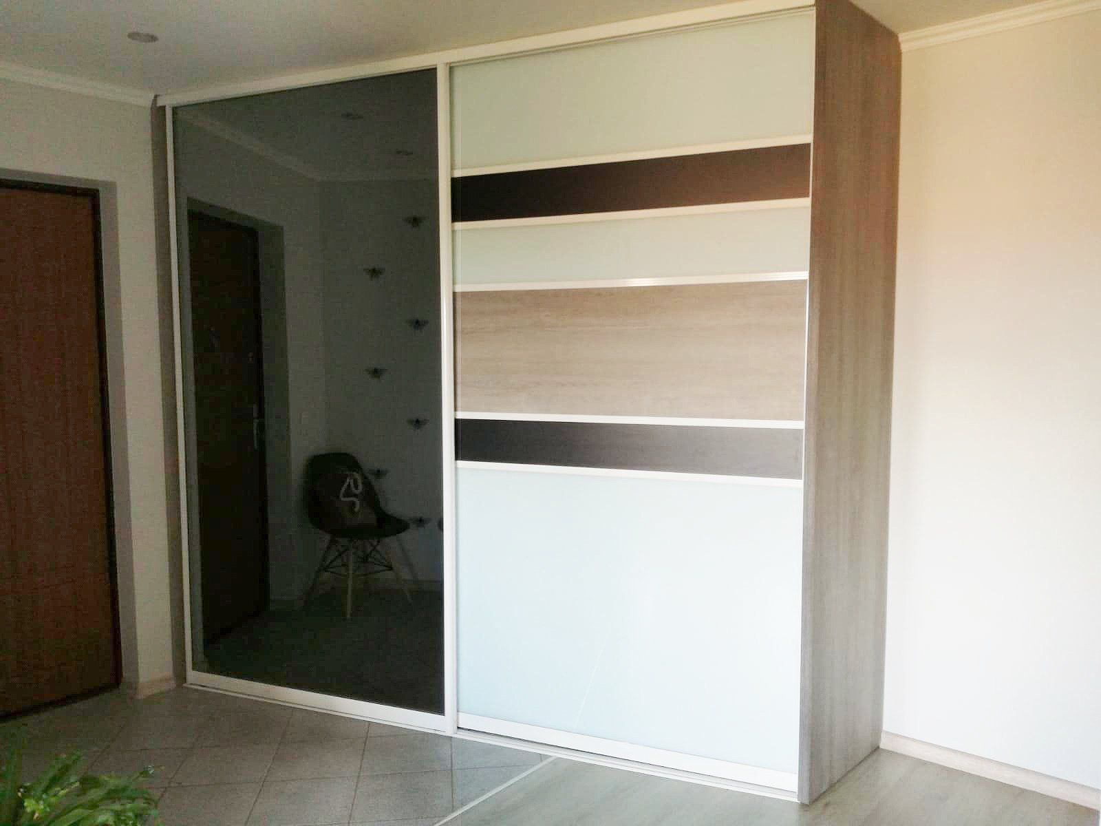 Iebūvētais skapis ar bīdāmām durvīm