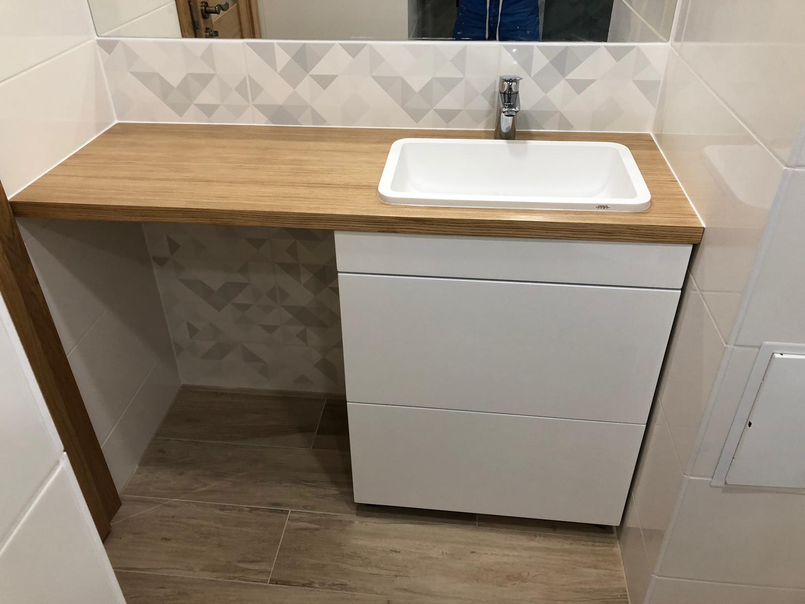 Gaišas vannas istabas mēbeles