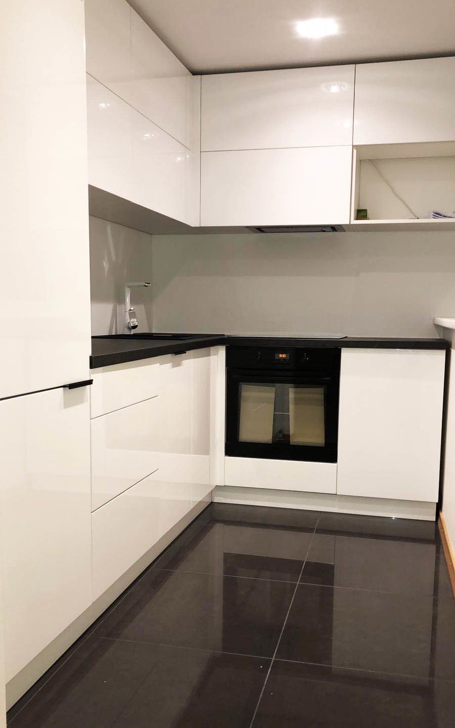 Baltas virtuves mēbeles