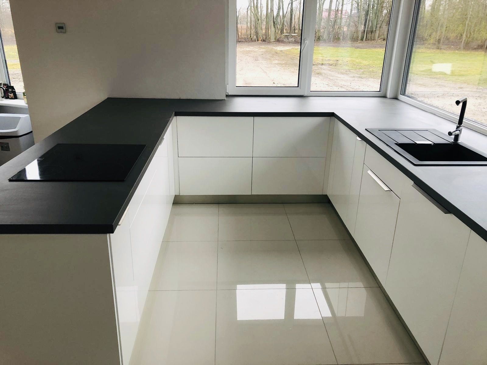 Plašas virtuves mēbeles