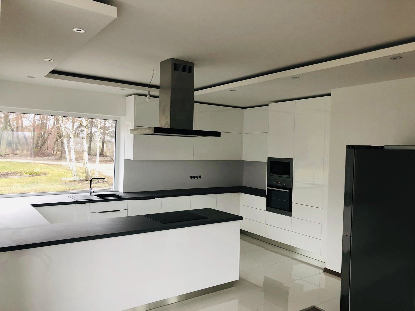 Gaišas virtuves mēbeles