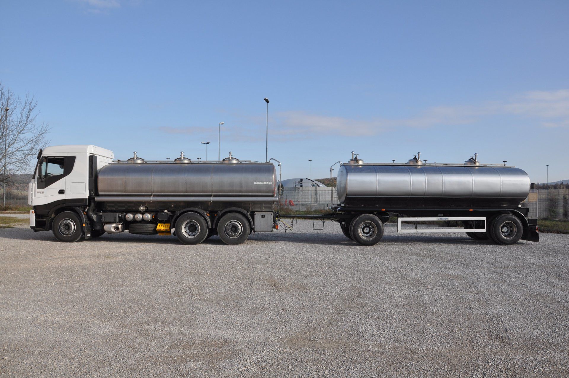 tir con doppia autocisterna