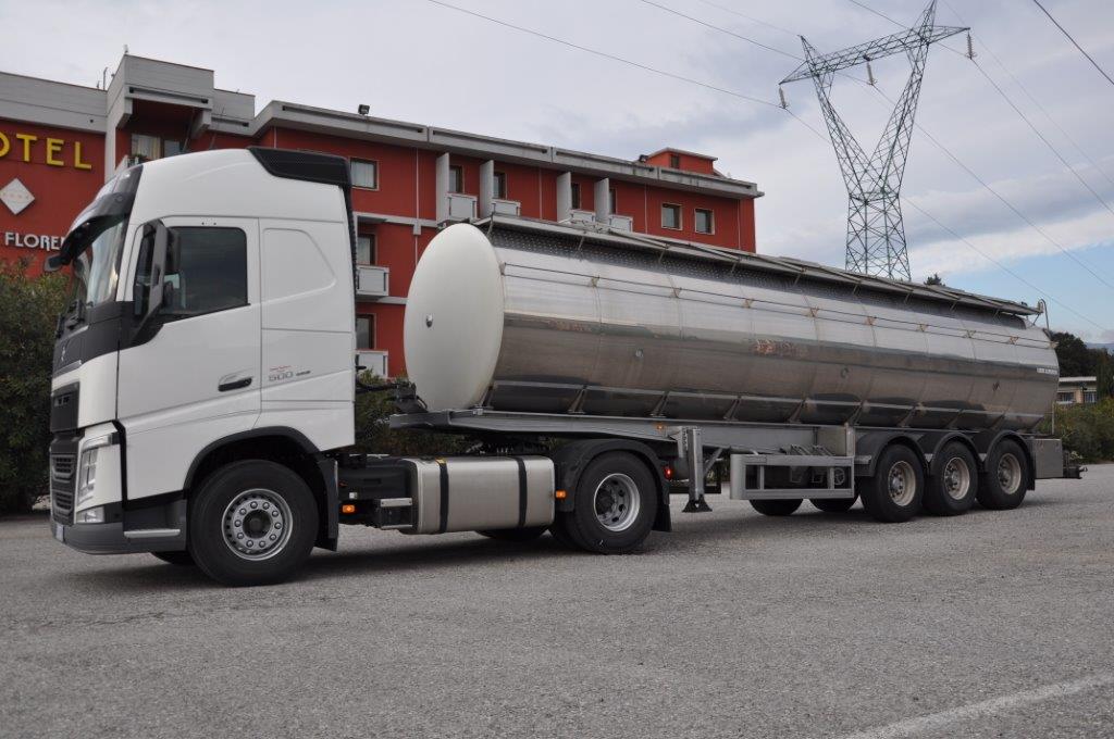 autocisterna per trasporto di acqua