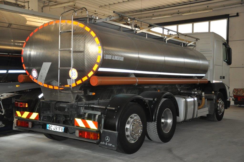 dettaglio di autocisterna per trasporto acqua potabile