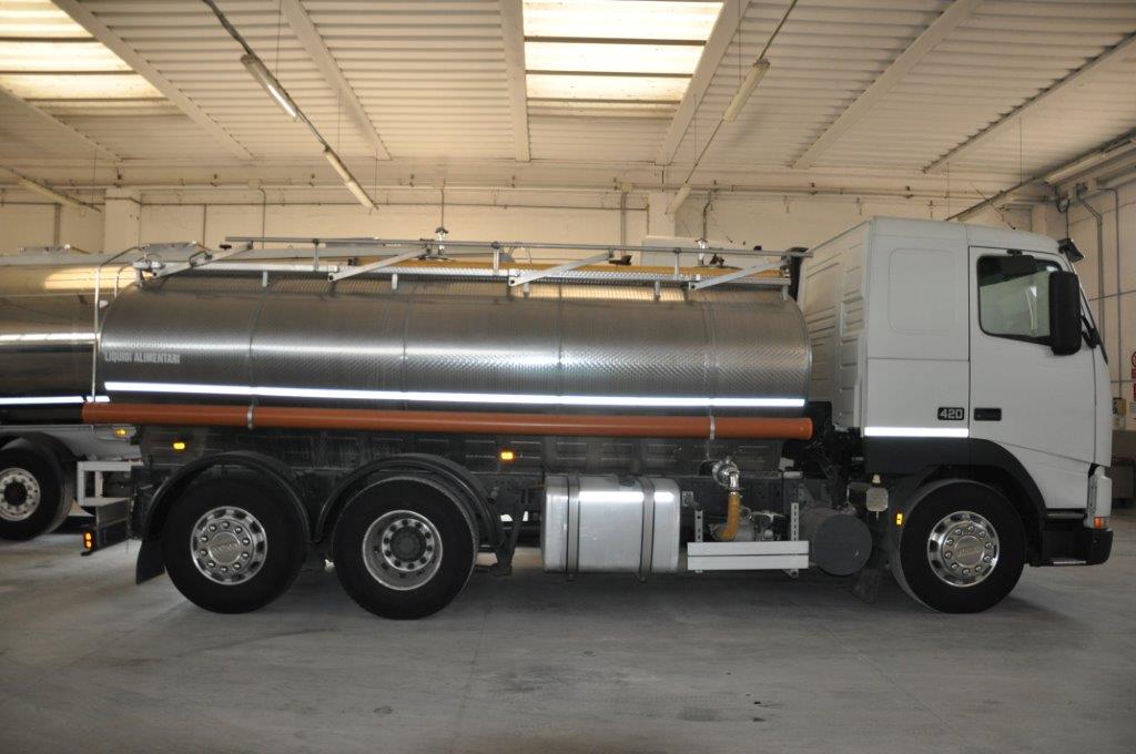 dettaglio di autocisterna per trasporto vino