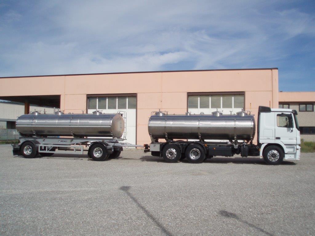due autocisterne per trasporto bevande alimentari
