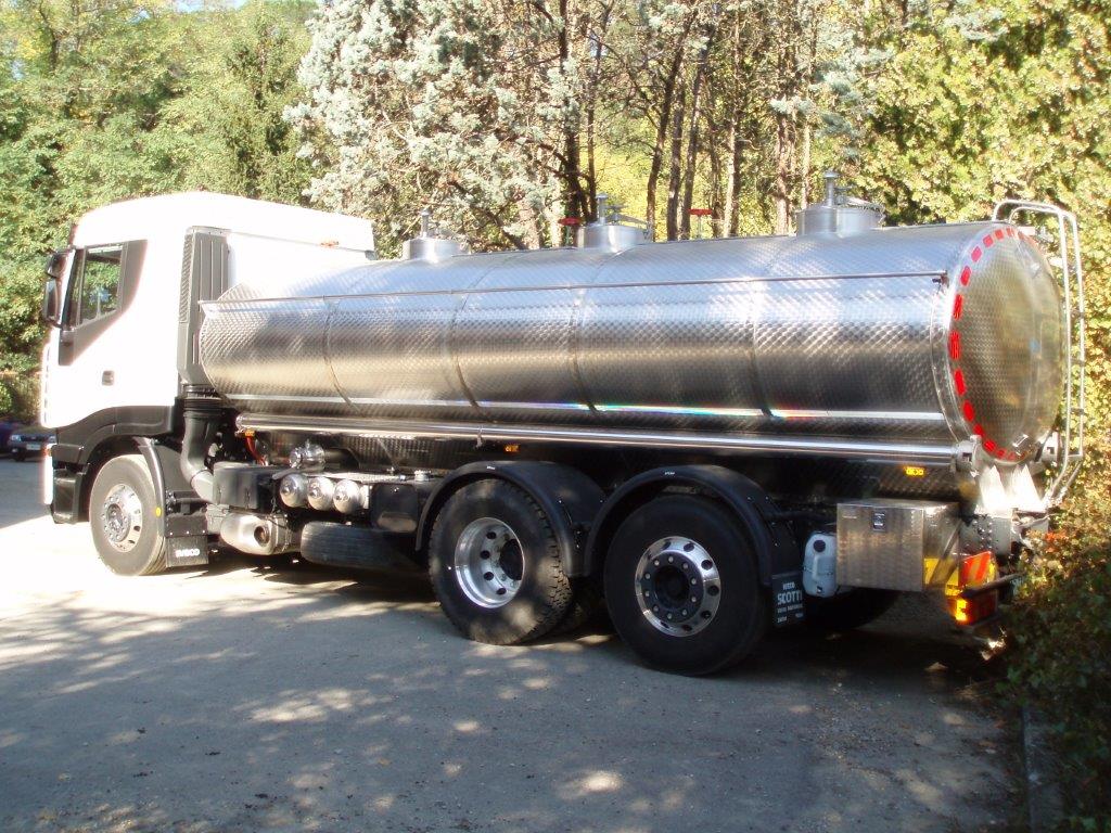 autocisterna per trasporto liquidi alimentari