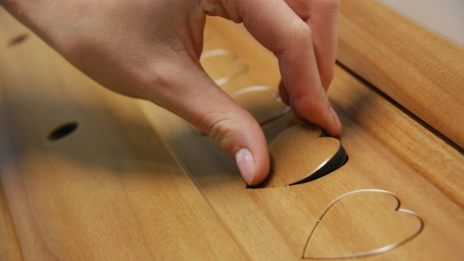 Intarsio a cuore sulla bara