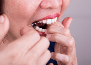 Entenda porque usar o fio dental é essencial para a saúde bucal