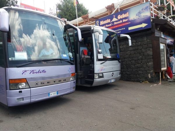 pullman granturismo in un parcheggio