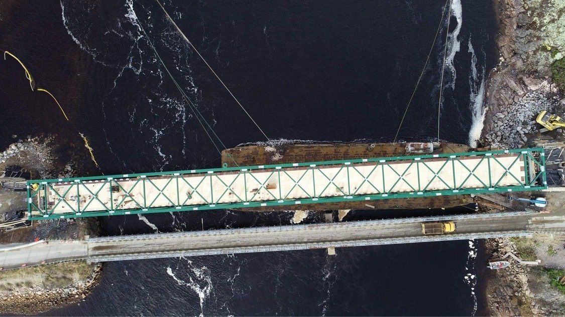 Une vue aérienne d'un pont sur une rivière