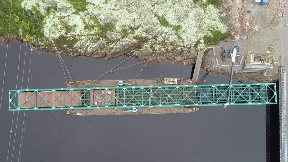 Une vue aérienne d'un pont au-dessus d'un plan d'eau.