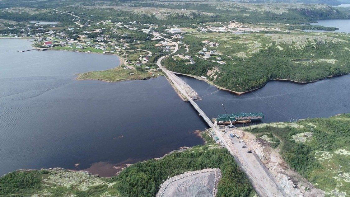 Une vue aérienne d'un pont au-dessus d'un plan d'eau.