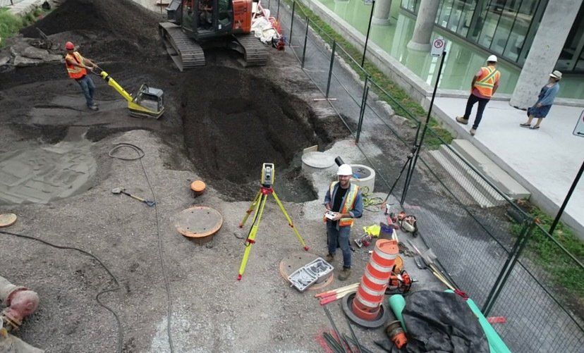 Un groupe d'ouvriers du bâtiment travaille sur un chantier de construction.