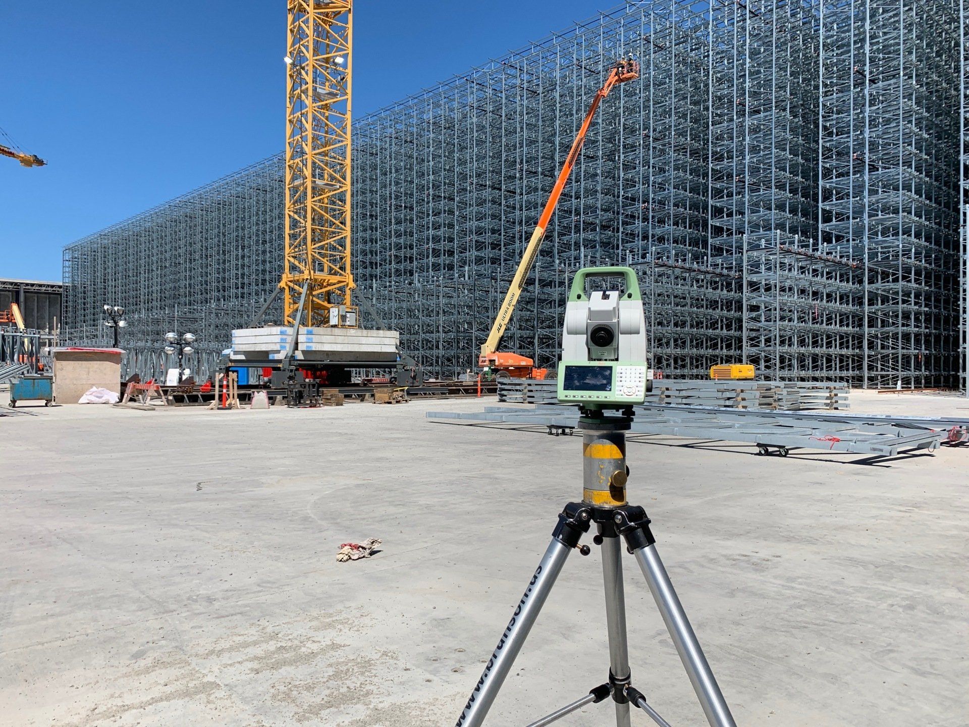 Une caméra sur un trépied devant un bâtiment en construction