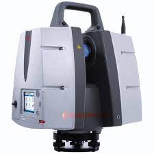 Un scanner laser 3D est posé sur une table sur un fond blanc.