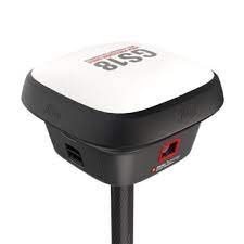 Un gros plan d'un récepteur GPS sur un poteau sur fond blanc.