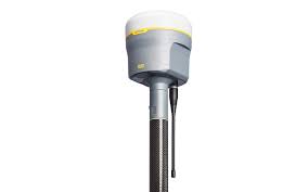 Un gros plan d'un microphone sur un poteau sur fond blanc.