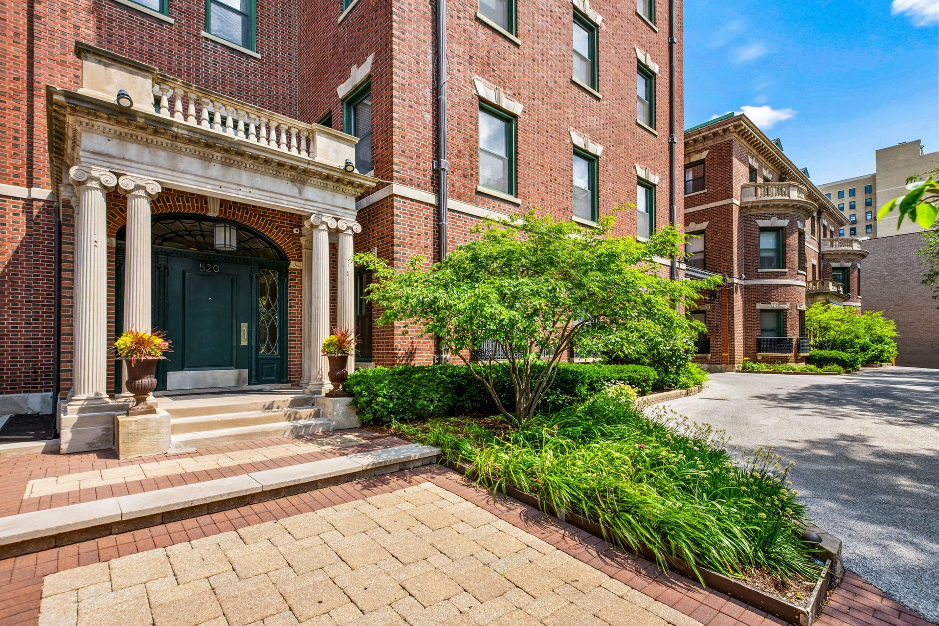 Apartments in Lakeview Chicago, IL | Reside on Wellington
