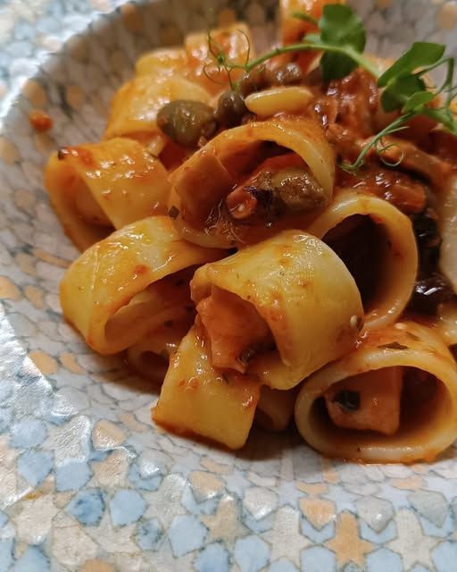 Una donna sta apparecchiando un tavolo in un ristorante