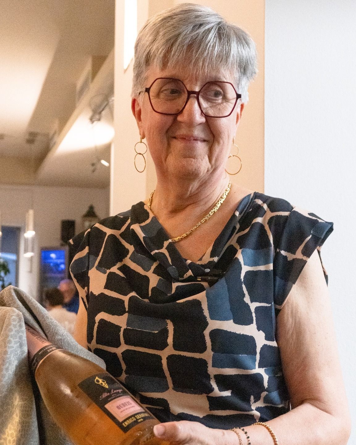 Un piatto blu e bianco con fette di limone e gamberi sopra