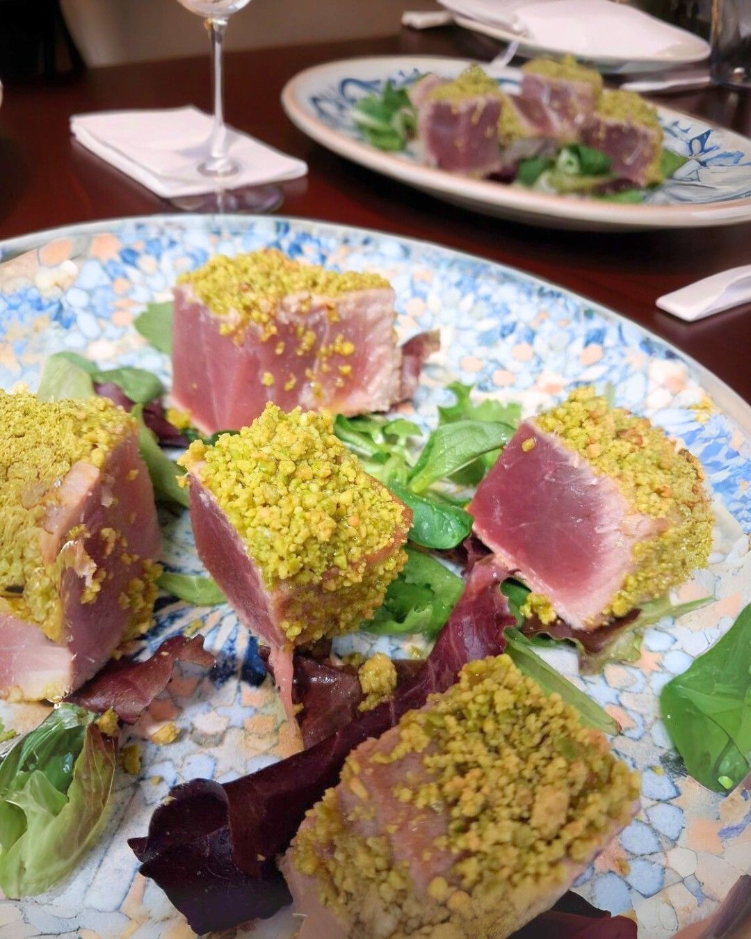 Un primo piano di un piatto di cibo su un tavolo.