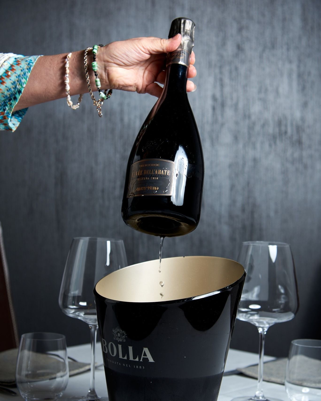 Due bicchieri di vino rosso sono appoggiati su un tavolo.