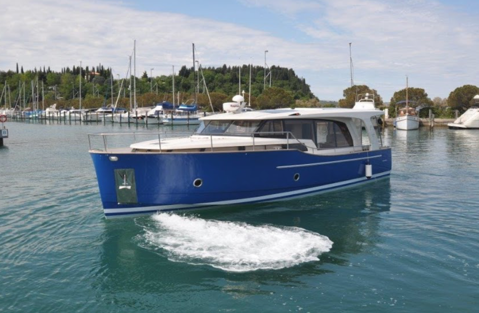 Greenline 40 motor vessel with activated Bow Jet Thruster