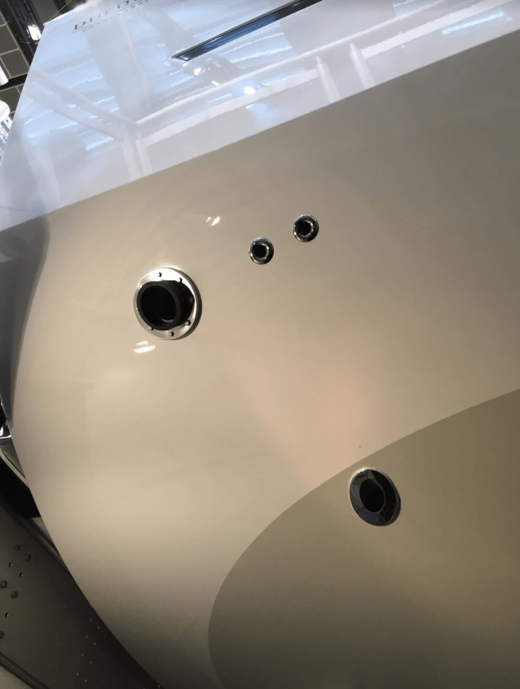 55-degree Nozzle in a Dufour 460 Grand large. Nozzle present at the water line. Drill a 65mm hole. Composite nozzles