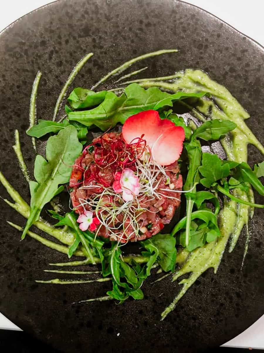 Tartar plate with rucola