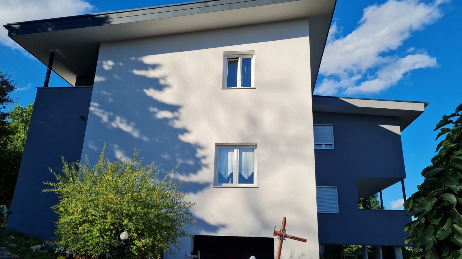 Ein blau-weißes Gebäude