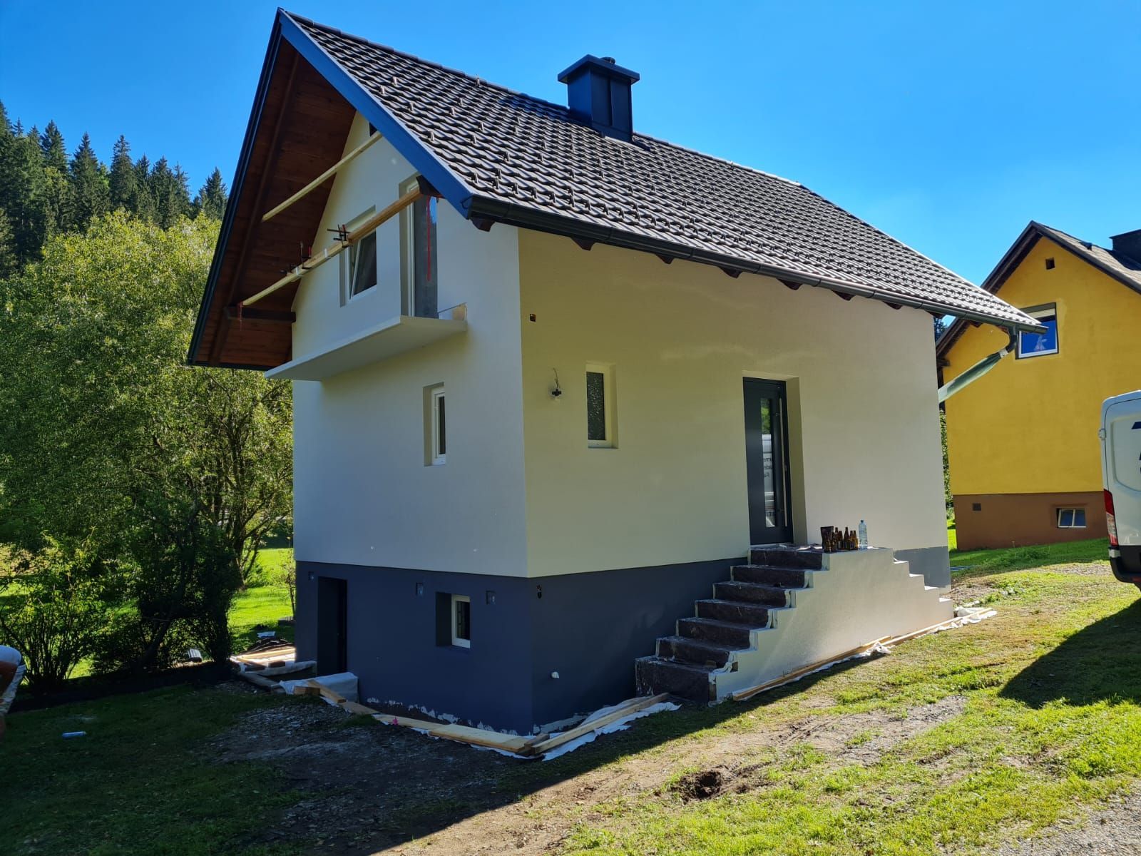 Ein kleines Haus mit Treppen, die zur Haustür führen